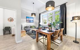 The Goethe Group Loft, 2 Bedroom 2 Bath Rooms, One Living Room, Family Friendly, 2-5 Guests